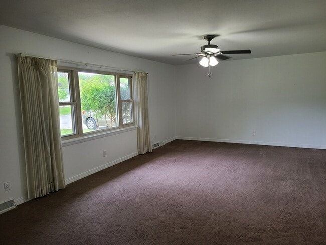 Photo - 403 Oak St