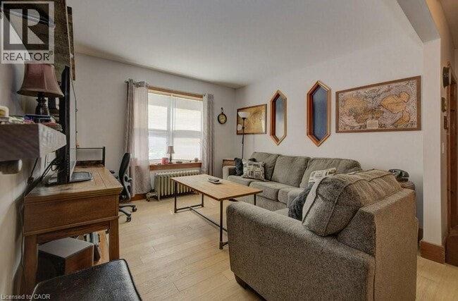 Photo - 208 Ottawa Street S