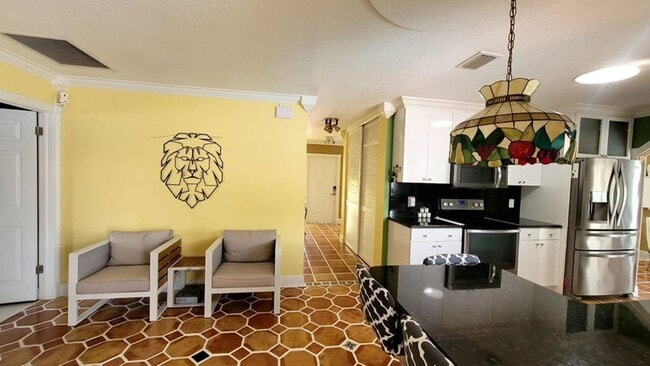 Photo - 1283 Larch Way
