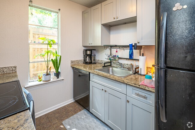 Casa adosada de 3 habitaciones y 2 baños - 1,217 pies cuadrados - Cocina - Woodland Trace Apartments