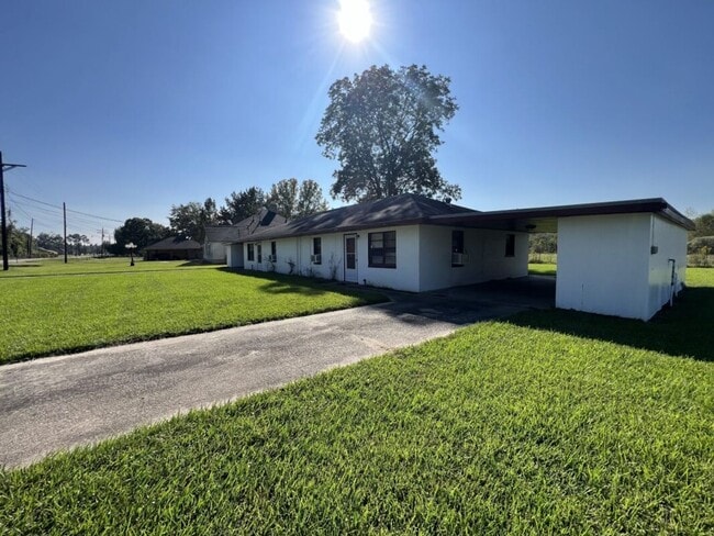 Building Photo - Charming 2 Bedroom Duplex on Sunshine Rd