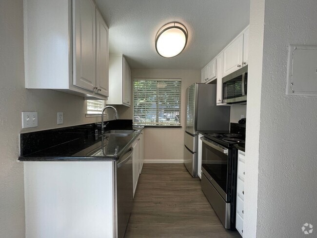 Building Photo - Spacious and Modernized 2 Bedroom, 2 Bath!... Unit 14 Rental