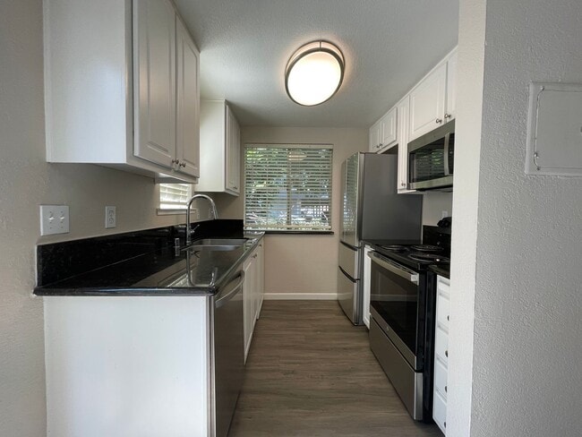 Spacious and Modernized 2 Bedroom, 2 Bath!... - Spacious and Modernized 2 Bedroom, 2 Bath!... Apartment Unit 14