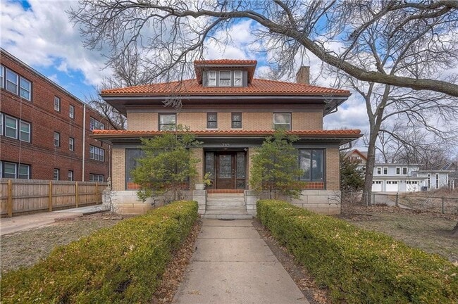 Building Photo - Historic Mid-Town Home with Room to Roam!