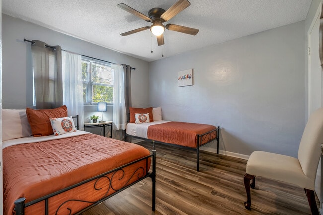 Photo - 318-330 W Harrison St