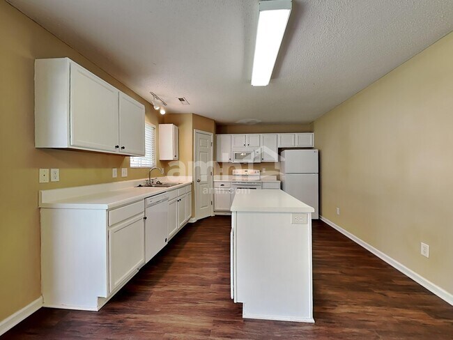 Photo - 836 Stockport Way