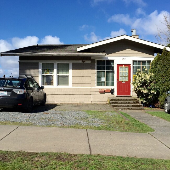 Building Photo - 3 & 4 Bedroom Unit #C Rental