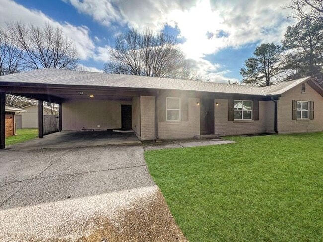 Photo - 8250 Chesterfield Dr House