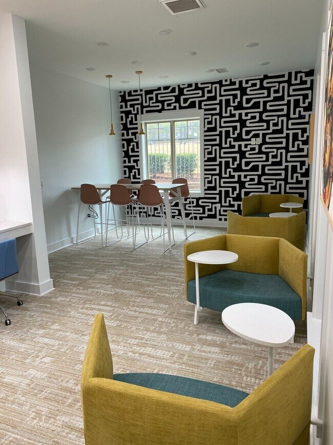 Yugo Charlotte College Downs Apartments Charlotte, NC