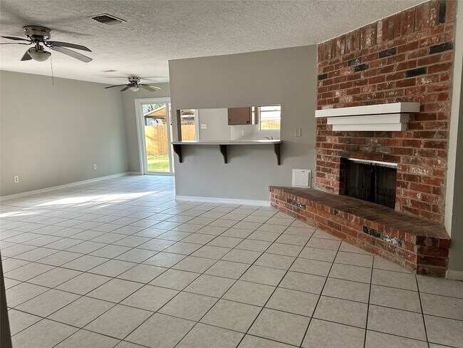 Photo - 607 La Riviera Cir