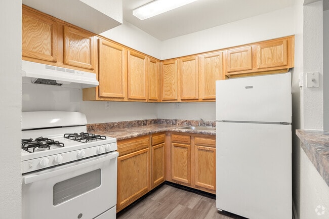 2BR, 2BA - 863SF - Kitchen - Paradise At Parkside Apartments