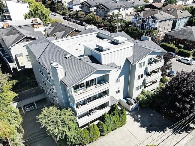 Building Photo - Must See Ballard Condo!!! (4 weeks free!)