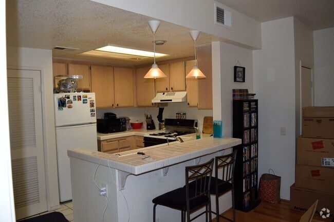 Building Photo - Oxnard Condominium 1 Bedroom 1 Bathroom pr...