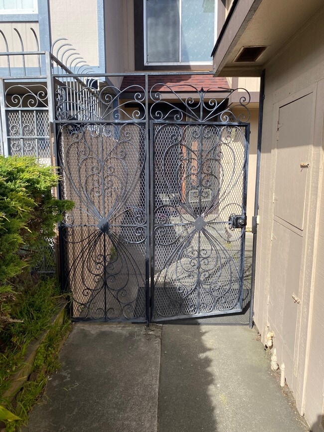 Puerta de seguridad principal - 3912 Haussman Ct