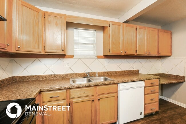 Photo - 1105 Locust Dr