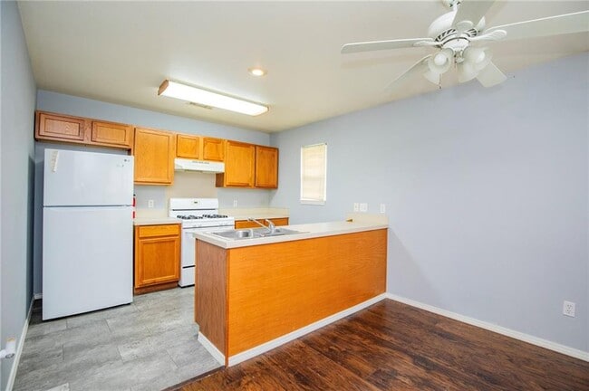Building Photo - 222 E 13th St Rental