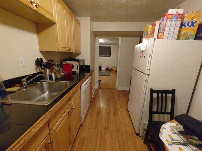 Building Photo - 164 Kelton St Rental