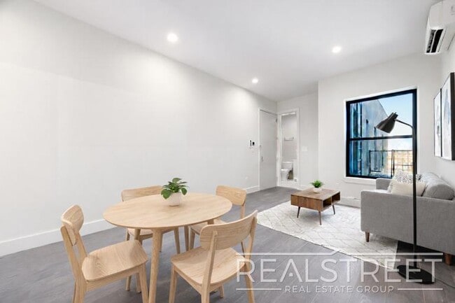 Photo - New Modern 2 Bed w Full Amenities + Dishwasher/Laundry/Garden Unidad 4A