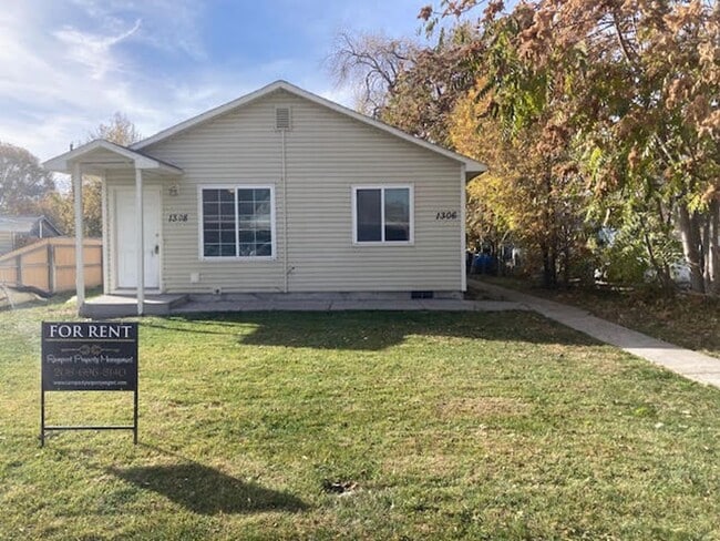 Building Photo - 3 bed 1 bath duplex