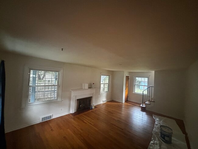 Building Photo - 2081 W Riverview Ave