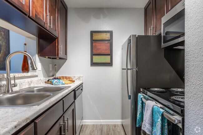 Kitchen - Kingswood Village Apartments