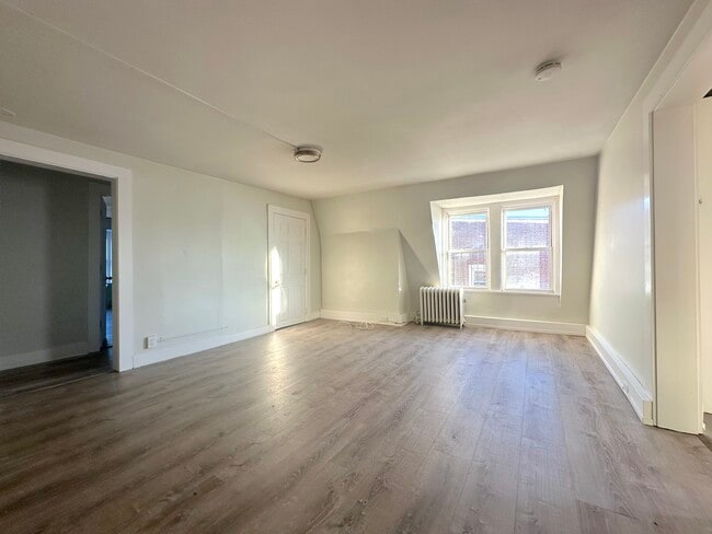Building Photo - 275 Grand St Unit 3