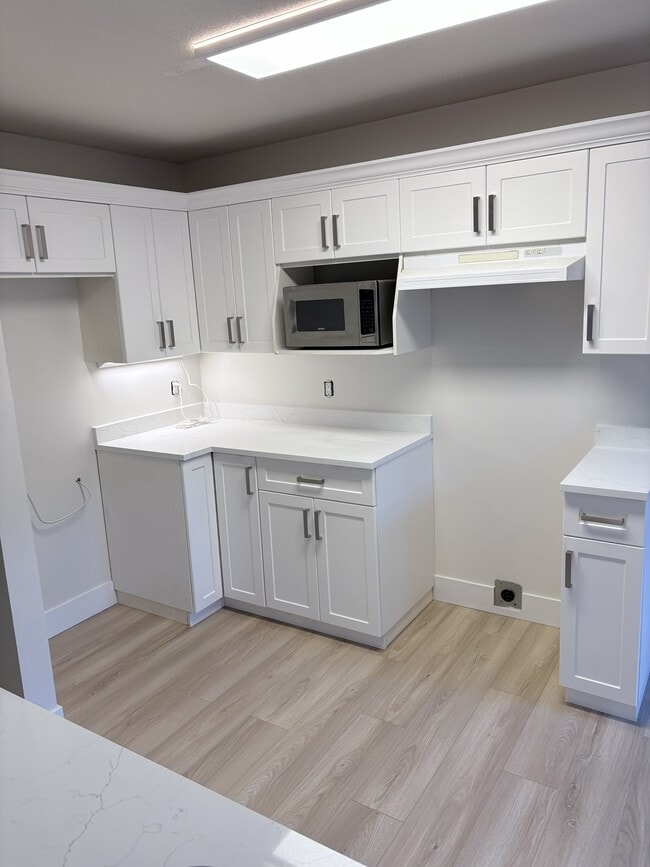 Building Photo - 32085-32085 George Ferguson Way