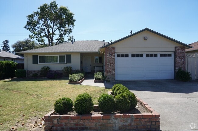 Building Photo - Beautiful Renovated Home, Remodeled Kitche...