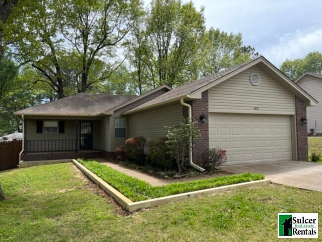 Building Photo - HOUSE - Over 1200 Sq Ft 3BR House in the P...