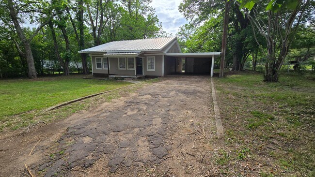 Building Photo - 299 Francis St