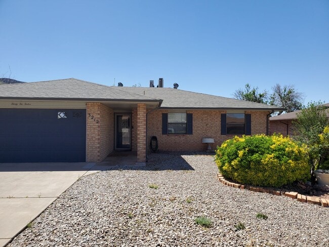 Building Photo - 3 Bedroom, 2 Bath with large fenced in bac... Rental