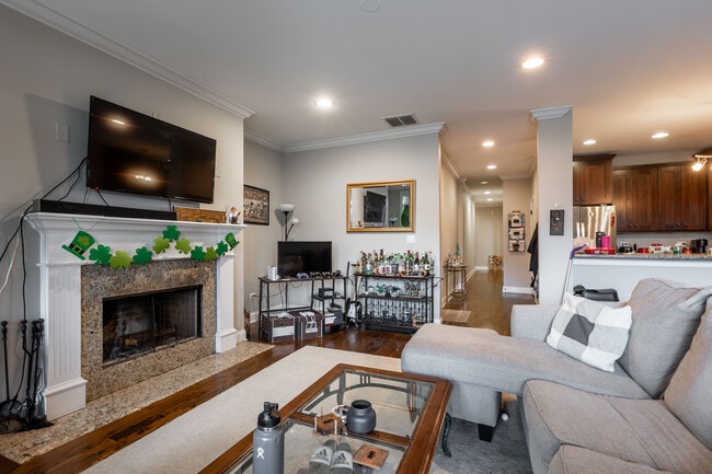 Building Photo - 1136 W Diversey Pky Unit 3