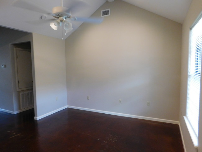Building Photo - 612 N Bicentennial Blvd Unit A Rental