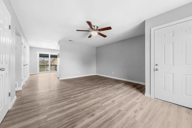 Living room - 124 Wind Ridge Dr Unit Apt C