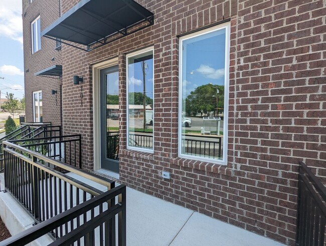 Photo - Modern Condo in the heart of East Nashville, just steps from South Inglewood Park! Unidad 101