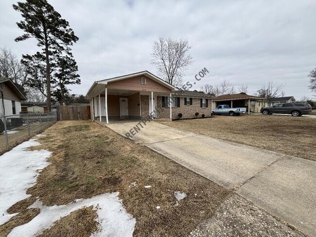 Building Photo - 1212 Eastview Dr