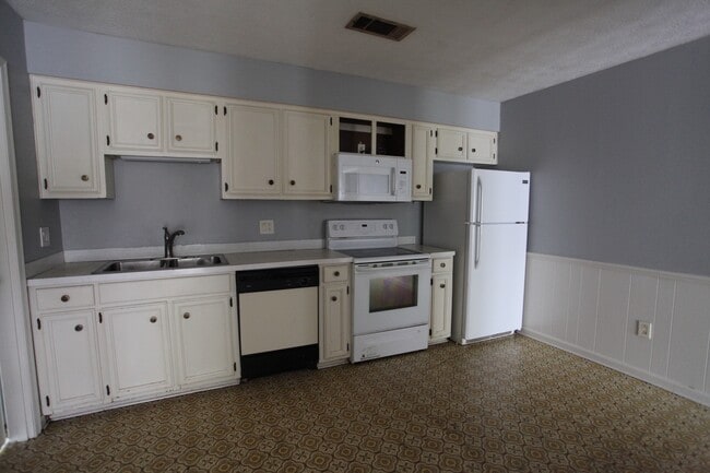 Photo - 2bed/1.5 bath on Pride Avenue Available for August 2026!