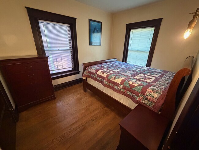 Cama tamaño queen - 3619-3621 Wyandotte St