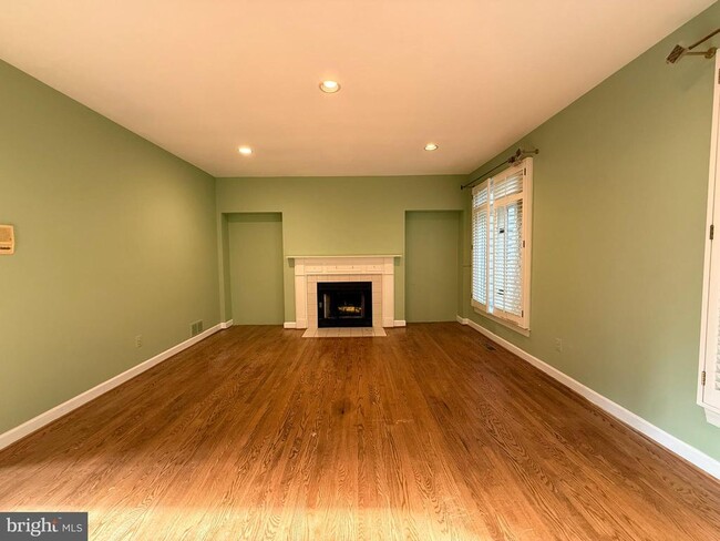 Photo - 1307 Stamford Way