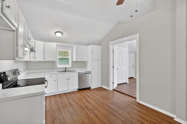 Photo - Charming 2 bedroom, 1 bathroom home located near Historic McKinney!! Free second month of rent lo...