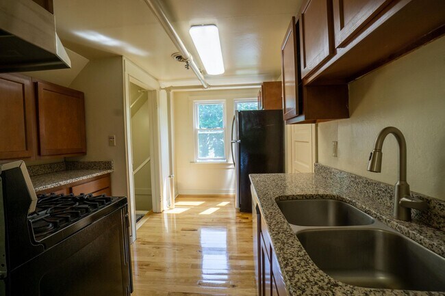 Photo - 833 Sumner Ave Unit Sumner 833.3