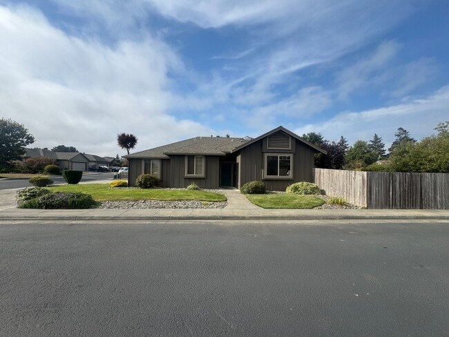 Building Photo - Lovely Loleta! Executive 3 bed, 2 bath home