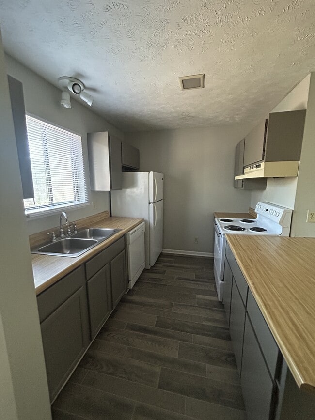 Photo - 945 Applewood Ln