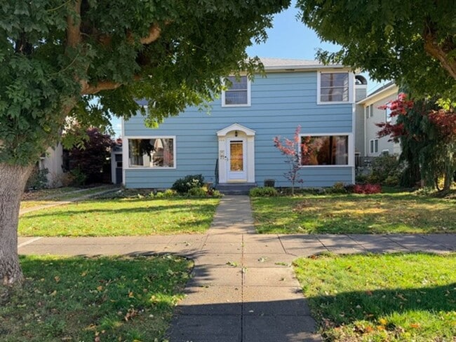 Building Photo - Located in the Historic District! 3+ beds,...