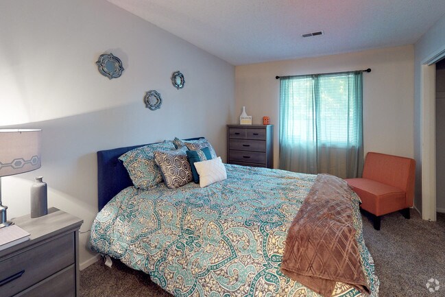 2BR, 2BA - 900 SF