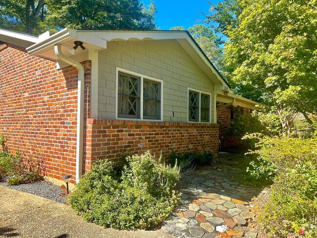 Building Photo - Super Cute One Level Home 1 mile from Toom...