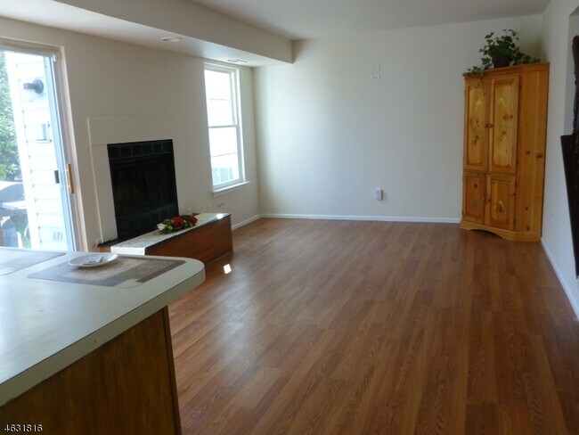 Photo - 408 Hawkshead Way