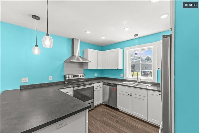 Bright kitchen w/stainless steel appliances. Imagine yourself having breakfast at the island :) - 24 Wilsons End Pl