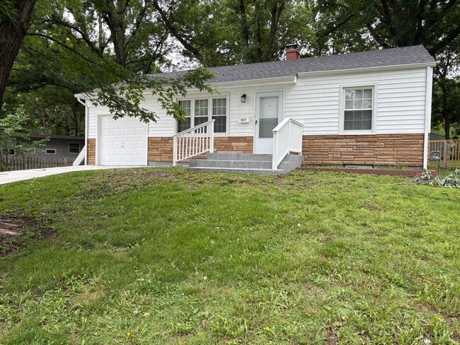 Building Photo - 3 Bed / 2 Bath Newly Renovated Raytown Bungalow with Large Fenced Yard and Brand-New Deck