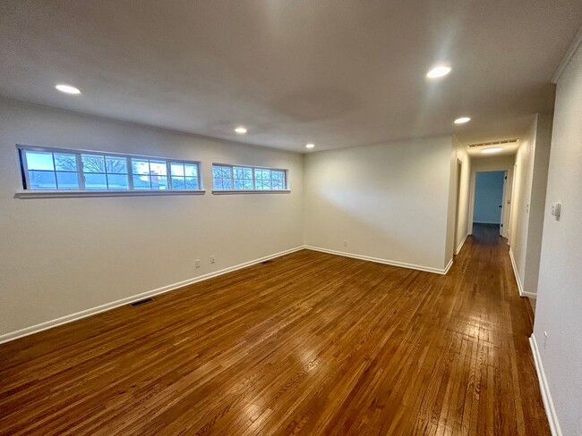 Beautiful updated Midtown home in the love... - Beautiful updated Midtown home in the love...